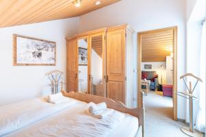1 dormitorio con cama y armario en Hornerblick, en Sonthofen