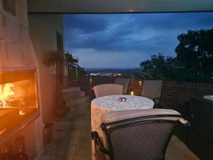 Weston Guest House Krugersdorp的阳台或露台