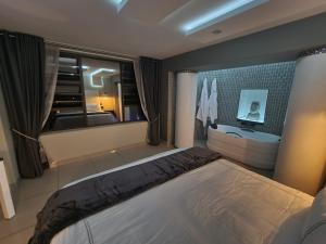 Weston Guest House Krugersdorp客房内的一张或多张床位