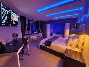 Weston Guest House Krugersdorp的电视和/或娱乐中心