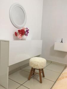 uma mesa branca com um banco e um espelho em Apartment em Shkodër