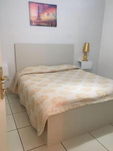 uma cama num quarto com uma fotografia na parede em Apartment em Shkodër