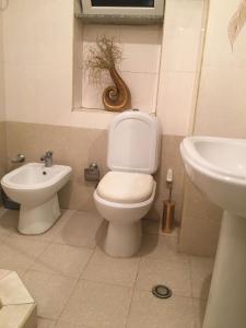 uma casa de banho com um WC e um lavatório em Apartment em Shkodër