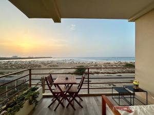 - Balcón con mesa y sillas y vistas a la playa en Ocean Breeze 9, en Sal Rei