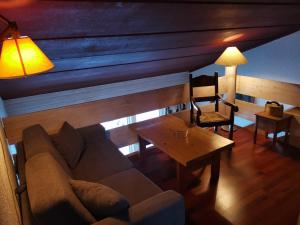 sala de estar con sofá y mesa en Stor super leilighet - bakkeplan - barnevennlig - 80m2 - selvhushold - vaskefirma en Hovden