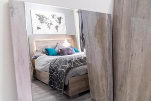 sypialnia z łóżkiem z niebieskimi poduszkami w obiekcie Stunning 2-Bed Apartment in Tipton Sleeps 3 w mieście Tipton