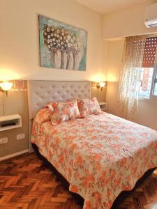 sypialnia z łóżkiem z narzutą kwiatową w obiekcie Centro de Buenos Aires w BuenosAires