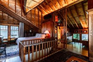 The Doctor's Cottage - Vacation Back In-Time في فريمونت: غرفة نوم بسرير في كابينة خشبية