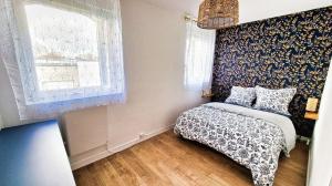 布雷斯特的住宿－Appartement complet - 1 chambre - Saint-Martin，一间小卧室,配有床和窗户