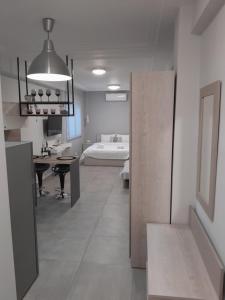 um quarto com uma casa de banho com uma cama e uma mesa em Cozy Di.Va city centre em Tessalónica
