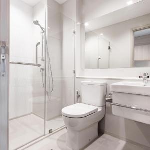 uma casa de banho com um WC, um lavatório e um chuveiro em Crawley Apartment near Gatwick Manor Royal Newly Refurbished Sleeps 4 em Crawley
