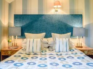een slaapkamer met een groot bed met een blauw hoofdeinde bij 1 Bed in St Neots 78984 in Wyboston