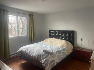 Un pat sau paturi într-o cameră la Appartement près du Métro