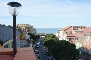 uma vista para a rua de uma cidade com uma luz de rua em Hotel Corallo em Moneglia