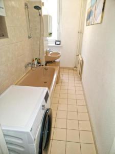 een badkamer met een wastafel en een wasmachine bij 20m² Cozy Nice Room 12 min. near the center Alexandeplatz in Berlijn