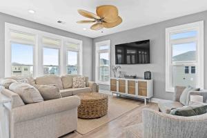 Χώρος καθιστικού στο Sweet Tooth Heated Pool Putting Green Ocean Views Elevator