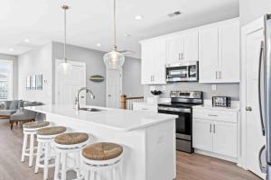 Η κουζίνα ή μικρή κουζίνα στο Sweet Tooth Heated Pool Putting Green Ocean Views Elevator