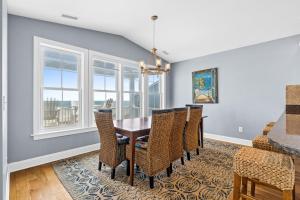 Χώρος καθιστικού στο Rainbow's End Brunswick Vacation Rentals Ocean front with private heated pool
