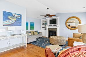 Χώρος καθιστικού στο Rainbow's End Brunswick Vacation Rentals Ocean front with private heated pool