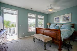 ein Schlafzimmer mit einem Bett und einem Fenster in der Unterkunft Sons of Beaches Brunswick Vacation Rentals Private pool and elevator in Ocean Isle Beach