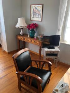 een bureau met een computer en een stoel in de kamer bij villa stella in Ault