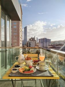 una bandeja de comida en una mesa en un balcón en Ataşehir The Place Suites, en Estambul