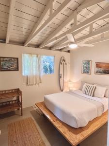Un dormitorio con una cama grande y una ventana en Akule Clubhouse, en Waialua
