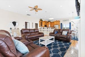 Posezení v ubytování Shore 2 Please Brunswick Vacation Rentals Free Private heated pool