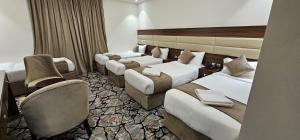 เตียงในห้องที่ EWG Al Mashaer Hotel