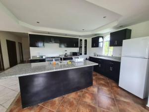 Köök või kööginurk majutusasutuses Golf and Ocean View Resort Home +6 fotot