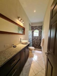 Vannituba majutusasutuses Golf and Ocean View Resort Home