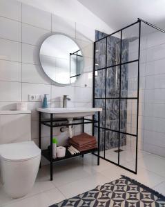 een badkamer met een wastafel, een toilet en een spiegel bij HYGGE HOME уютный коттедж с террасой и баней для проживания нескольких семей in Besqaynar