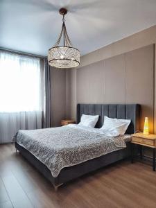 Ένα ή περισσότερα κρεβάτια σε δωμάτιο στο HYGGE HOME уютный коттедж с террасой и баней для проживания нескольких семей