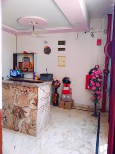 un bar en una habitación con encimera de mármol en OYO S S Palace en Agra