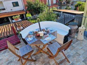 ein Tisch und Stühle auf einer Terrasse auf einem Balkon in der Unterkunft La Barabbata in Marta
