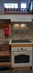 Dapur atau dapur kecil di Meandros27 Cosy Countryside Rustic Semi Basement Home