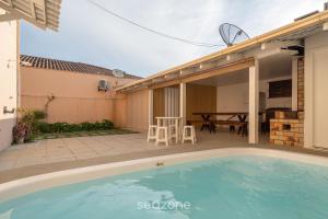 Bazén v ubytování Casa 5Q c/ piscina no centro de Penha BSL190 nebo v jeho okolí