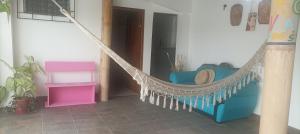 una habitación con una hamaca en una casa en Hostal Villa Brisa en Ballenita