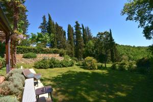 ein Park mit zwei Bänken im Hof in der Unterkunft Podere Le Muricce in Siena