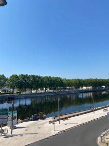 Fotografia z galérie ubytovania RDC 3 - Studio meublé au centre ville de Montluçon - Wifi et Netflix v destinácii Montluçon