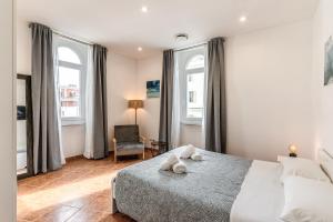 a bedroom with a bed with a stuffed animal on it at V E N E R E Apartments in Rome