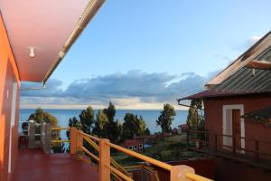 - Balcón con vistas al agua en SUNSET Lodge Amantani, en Ocosuyo