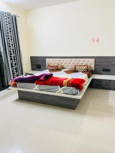 Кровать или кровати в номере 3BHK Fully Furnished Penthouse With Living Room And Kitchen Kashiwal Marwel Aurangabad