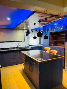 Кухня или мини-кухня в 3BHK Fully Furnished Penthouse With Living Room And Kitchen Kashiwal Marwel Aurangabad
