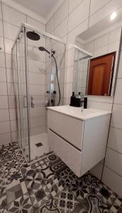 A bathroom at Rota do Viajante