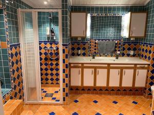 La salle de bains est pourvue d'une baignoire, d'un lavabo et d'une douche. dans l'établissement Tømmerhus nær Tusenfryd utenfor Oslo., à Ås