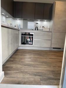 una cucina con forno al centro di UPPAMOST luxury home 3 a Dagenham