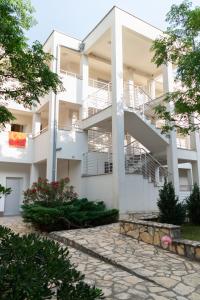 Budova, kde se apartmán nachází + 5 fotografií