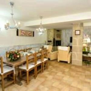 comedor con mesa y sillas en 3 bedrooms house with wifi at Castelseras, en Castelserás