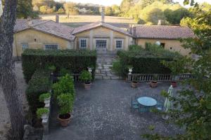 uma vista aérea de uma casa com um pátio em Villa Cicas em Manziana